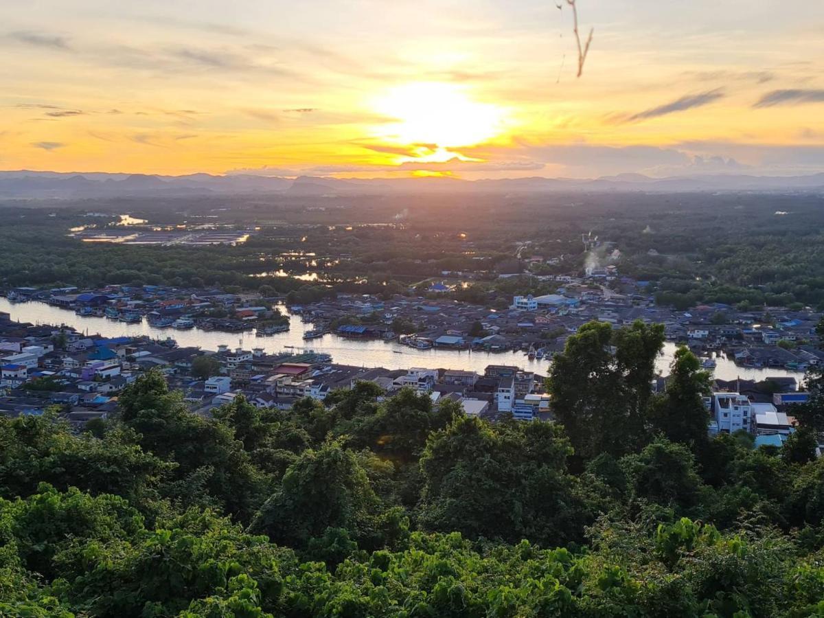 Rub Lom Chom Klong Homestay チュンポーン エクステリア 写真