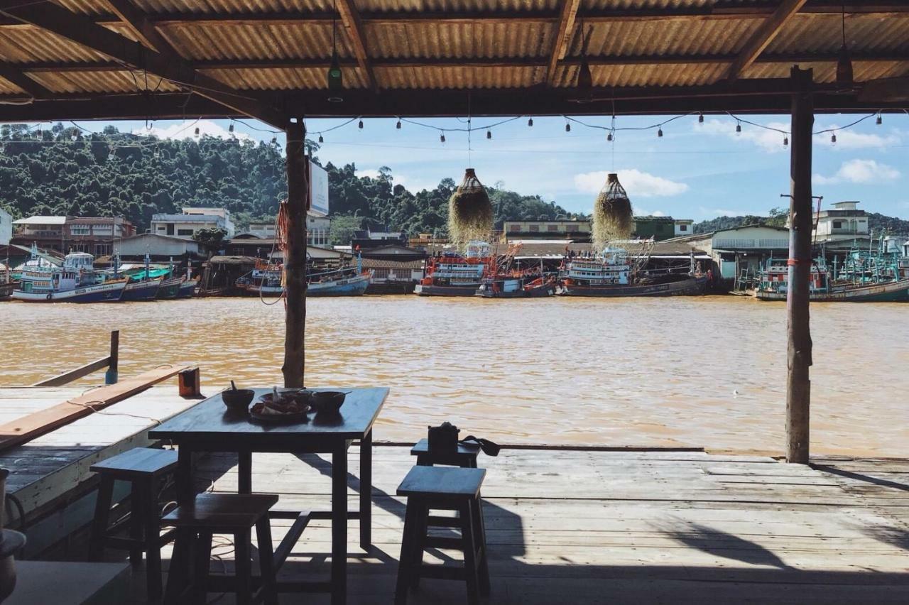 Rub Lom Chom Klong Homestay チュンポーン エクステリア 写真