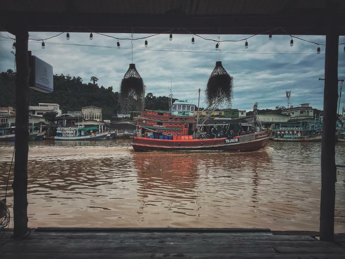 Rub Lom Chom Klong Homestay チュンポーン エクステリア 写真