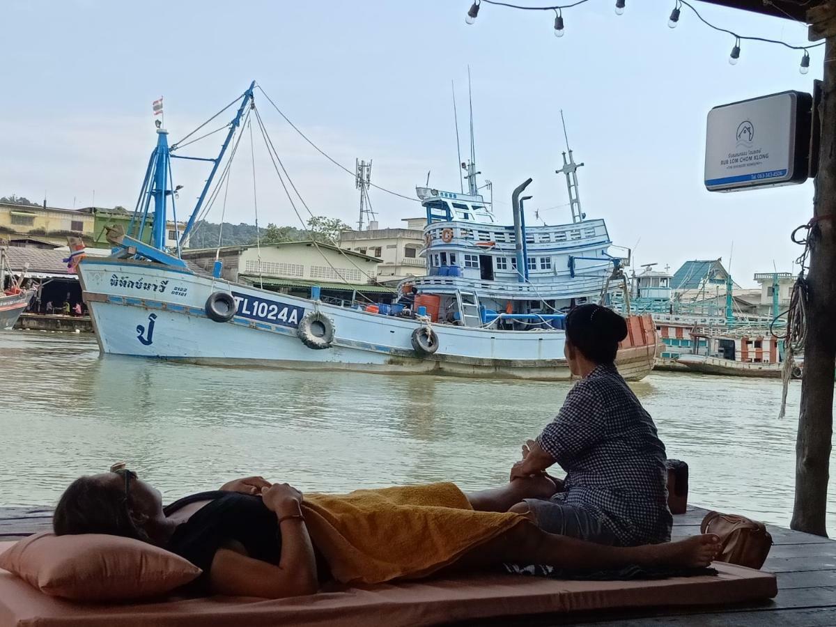 Rub Lom Chom Klong Homestay チュンポーン エクステリア 写真
